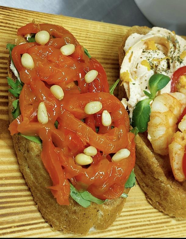 Брускетта с печеными перцем и кедровыми орехами Брускетта с печеными перцем и кедровыми орехами