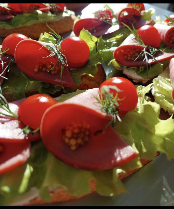 Брускетта с говядиной