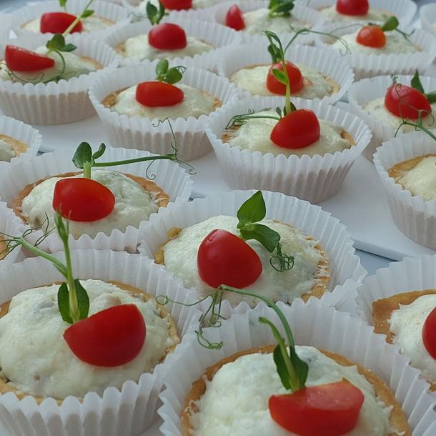 Жульен с курицей и грибами в тарталетках Жульен с курицей и грибами в тарталетках