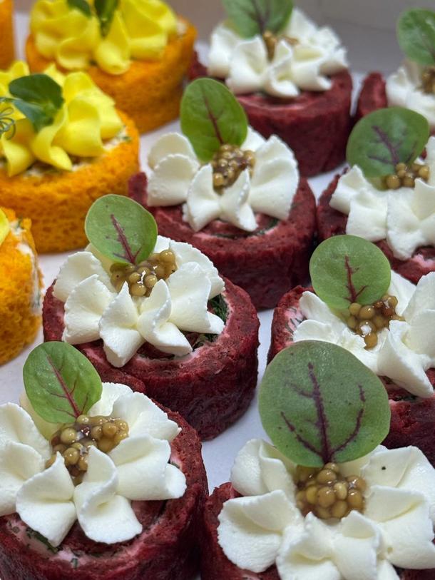 Свекольный рулет с селедкой Свекольный рулет с селедкой