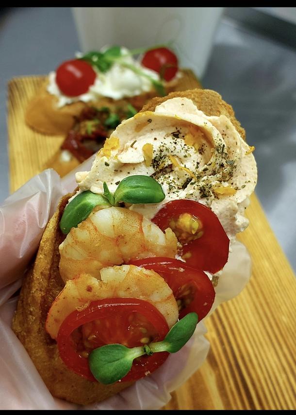 Брускетта с креветками, черри Брускетта с креветками, черри