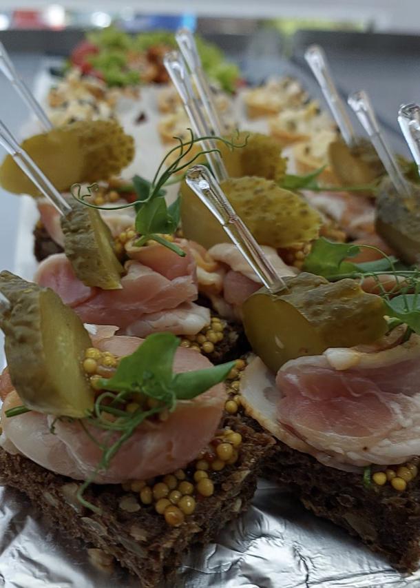 Канапе с беконом и горчица французская Канапе с беконом и горчица французская