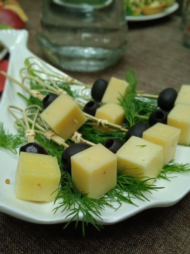 Канапе твердый сыр и маслины Канапе твердый сыр и маслины