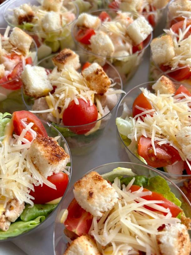 Салат "Цезарь с курицей" порционный Салат "Цезарь с курицей" порционный