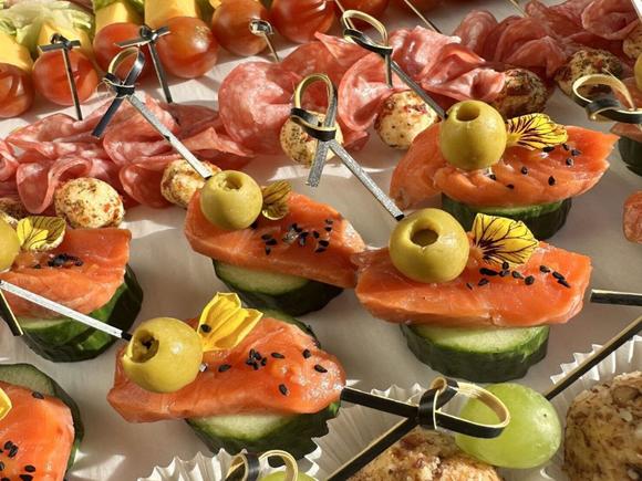 Фуршет стандарт с горячими закусками и обслуживанием на 30 персон в Уфе