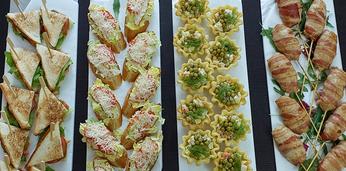 Фуршетный сет с горячими закусками и десертами на 30 персон