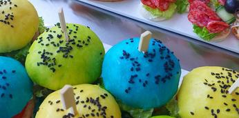 Легкие закуски с минибургерами на 10 персон