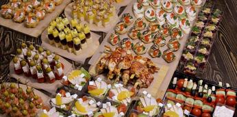 Премиальный праздничный фуршет с горячими закусками и обслуживанием на 30 персон